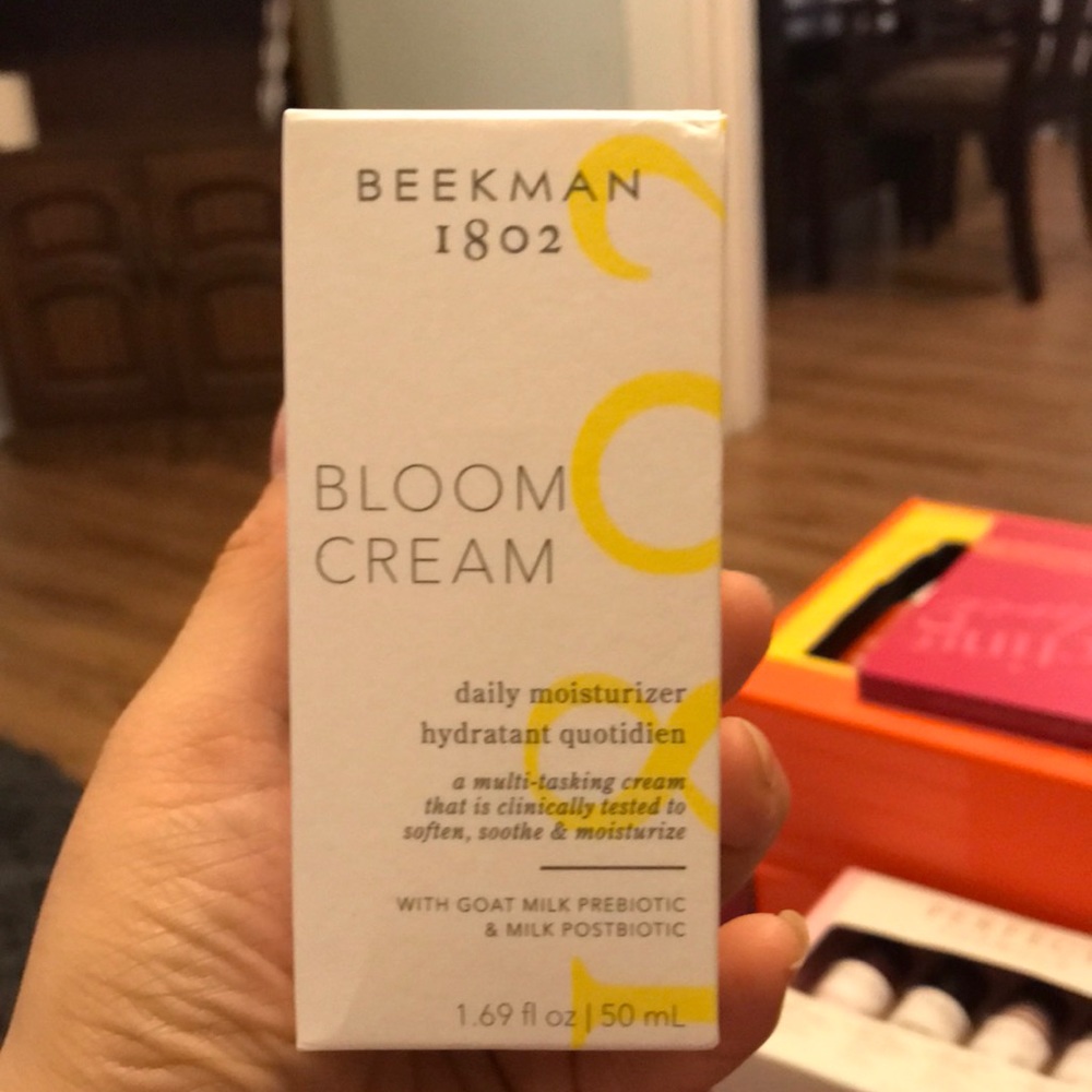 Daily moisturizer with goat milk prebiotic